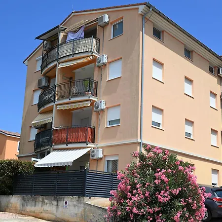 In The Free Parking Apartament *
